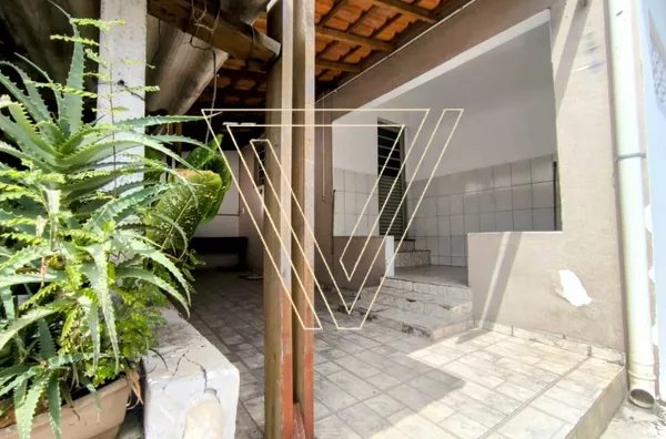 *TERRENO COM 500 M², POSSUI  3 CASAS, 330 M² DE ÁREA CONSTRUÍDA, ÓTIMA OPORTUNIDADE PARA INVESTIDOR. - Foto 1