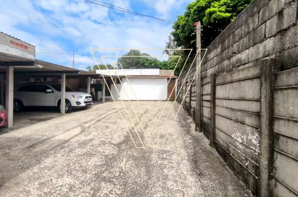 *TERRENO COM 500 M², POSSUI  3 CASAS, 330 M² DE ÁREA CONSTRUÍDA, ÓTIMA OPORTUNIDADE PARA INVESTIDOR. - Foto 4