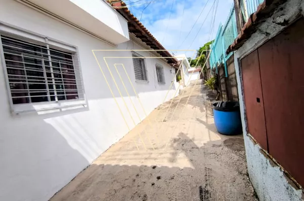 *TERRENO COM 500 M², POSSUI  3 CASAS, 330 M² DE ÁREA CONSTRUÍDA, ÓTIMA OPORTUNIDADE PARA INVESTIDOR. - Foto 6