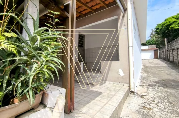 *TERRENO COM 500 M², POSSUI  3 CASAS, 330 M² DE ÁREA CONSTRUÍDA, ÓTIMA OPORTUNIDADE PARA INVESTIDOR. - Foto 2