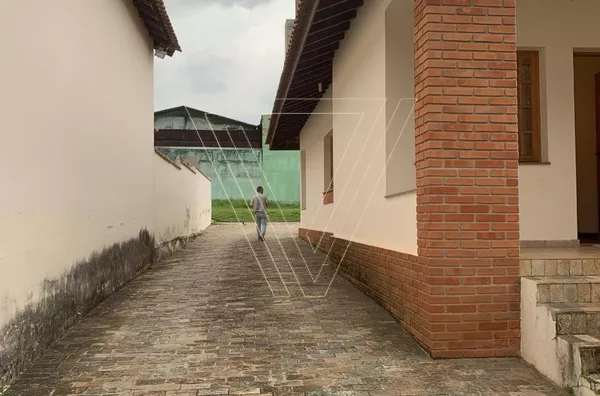 Oportunidade Única de Investimento no Anhangabaú, Jundiaí Excelente terreno de 1.200 m² com 3 casas totalmente reformadas e documentação 100% regularizada no coração do Anhangabaú.