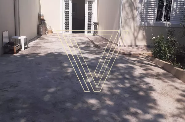 Casa de 90m² de construção com 2 dormitórios, 3 vagas na Vila Arens.  