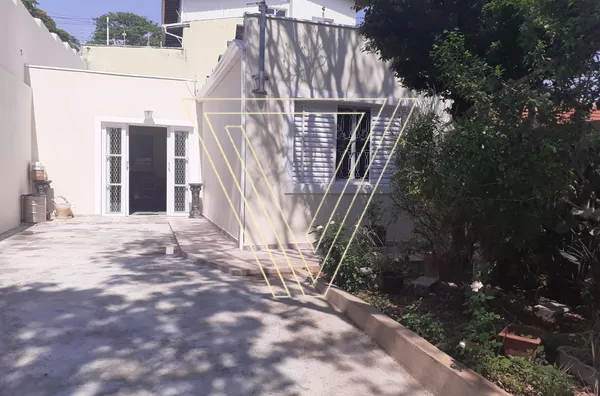 Casa de 90m² de construção com 2 dormitórios, 3 vagas na Vila Arens.  