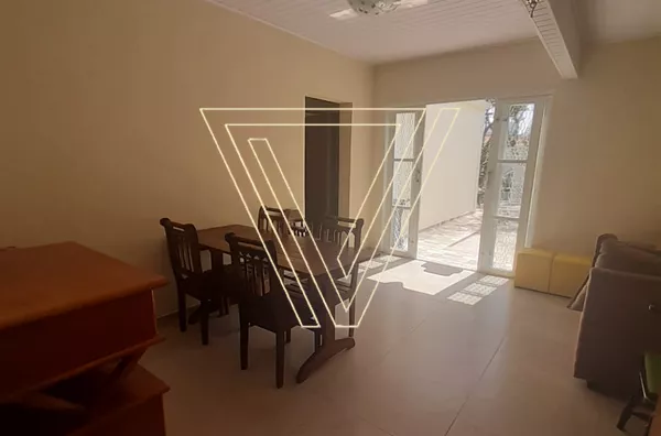 Casa de 90m² de construção com 2 dormitórios, 3 vagas na Vila Arens.  