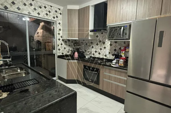 # 3 DORMITÓRIOS COM 280m² CONSTRUÍDO - ACEITA PERMUTA.