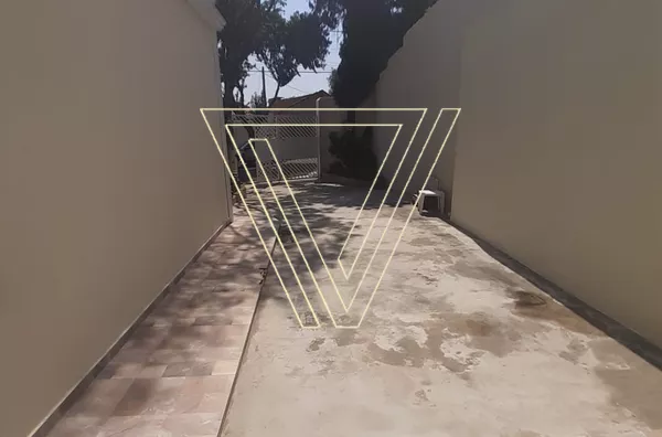 Casa de 90m² de construção com 2 dormitórios, 3 vagas na Vila Arens.  