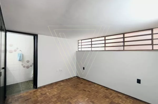 OPORTUNIDADE 524 m² de terreno  -  311m² de área construída 