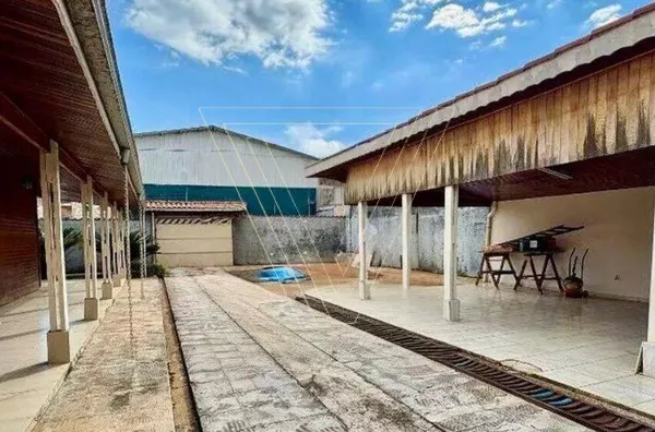 Casa para venda,  404m² A/C e 696m² A/T com 3 dorms (1 suíte), Jundiai Mirim