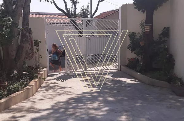 Casa de 90m² de construção com 2 dormitórios, 3 vagas na Vila Arens.  