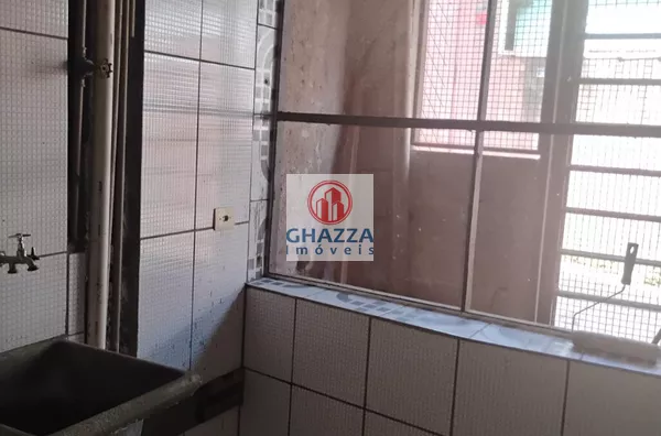 Vende: casa com 2 dormitórios, sala, cozinha e banheiro, 4 vagas de garagem, edícula com 1 dormitório, sala, cozinha, banheiro, 1 vaga de garagem. - Foto 4