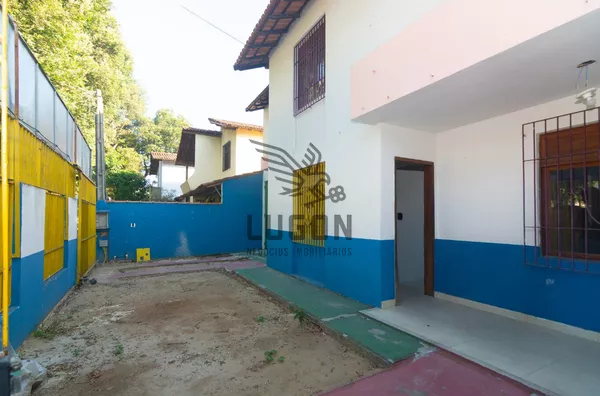 Casa comercial em Morada de Camburi | 342 m² com piscina e jardim