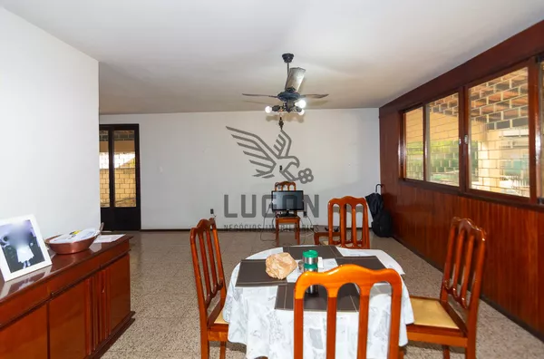 Casa com 3 quartos e 2 suites com terreno de 349m² e 250m² construidos disponivel para venda, Barro Vermelho, Vitória, ES