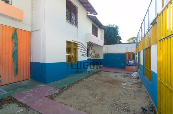 Casa comercial em Morada de Camburi | 342 m² com piscina e jardim