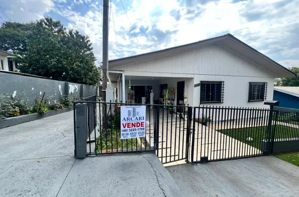 VENDA: CASA NO BAIRRO AEROPORTO - COM POSSIBILIDADE COMERCIAL
