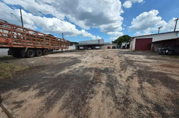 LOCAÇÃO: BARRACÃO NO BAIRRO INDUSTRIAL