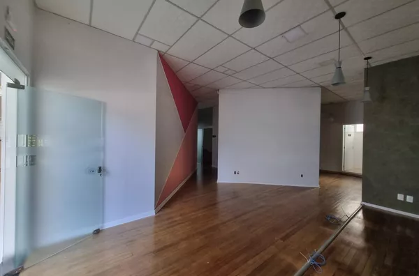 LOCAÇÃO: SALA AO LADO DA PRAÇA CENTRAL 