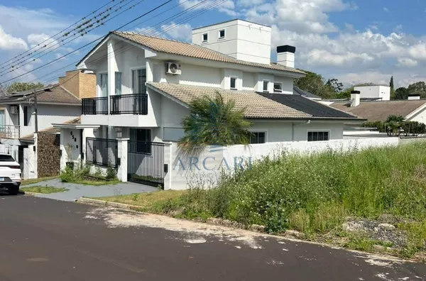 CASA DE ALTO PADRÃO, em área NOBRE da cidade