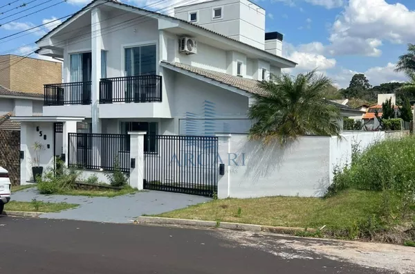 CASA DE ALTO PADRÃO, em área NOBRE da cidade
