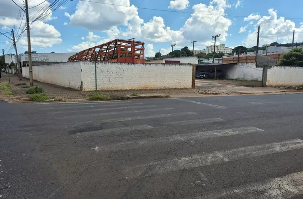LOCAÇÃO: BARRACÃO NO BAIRRO INDUSTRIAL