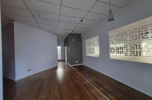 LOCAÇÃO: SALA AO LADO DA PRAÇA CENTRAL 