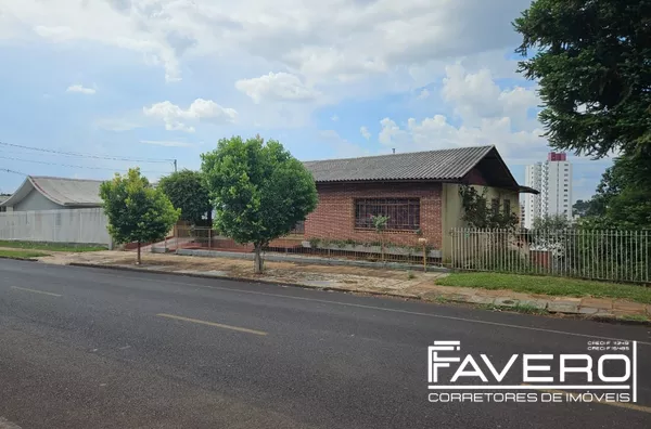 Espaçosa Residência com Potencial Comercial em Localização Privilegiada no Bairro La Salle