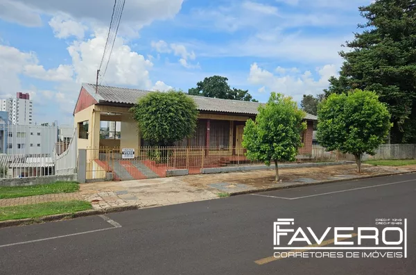 Espaçosa Residência com Potencial Comercial em Localização Privilegiada no Bairro La Salle