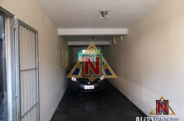 CASA COM FRENTE PARA DUAS RUAS 