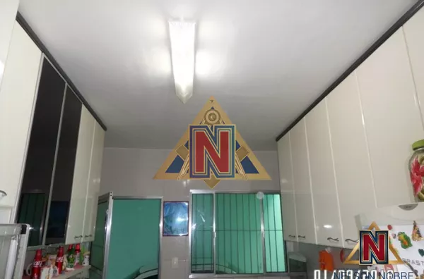 CASA COM FRENTE PARA DUAS RUAS 