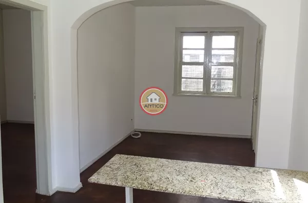 CONDOMINIO BAIXO - AP CENTRAL - PROX  REITORIA UFPR-  69,00 m²