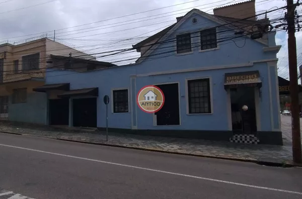 RESIDÊNCIA BAIRRO SÃO FRANCISCO  -   137 M²  - 4 QUARTOS – 2 SALAS- COZINHA – ÁREA DE SERVIÇOS-BWC SOCIAL - 1 VAGA DE GARAGEM. 