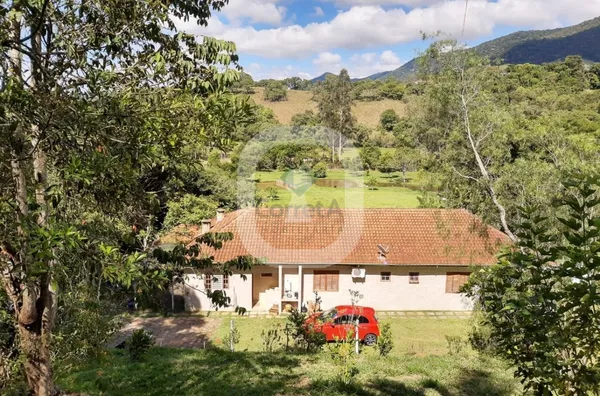 Chácara com nascentes e tanques de peixe no Sul de Minas