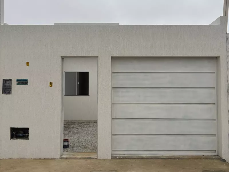 Casa de 2 quartos sendo 1 suíte com garagem para dois carros e quintal - Foto Principal