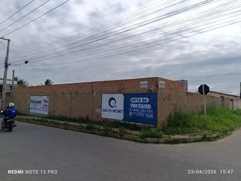 Terreno murado de esquina com 373 m² no Morada dos Pássaros III - Foto Principal