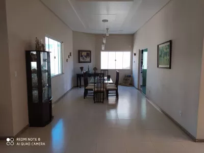 Casa Alto Padrão com 05 suítes, poço artesiano e energia solar em ótima localização no Bairro - Foto 12
