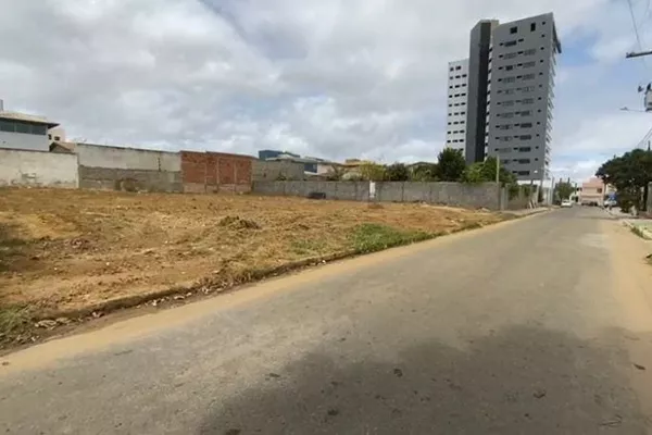 Atenção investidores! Terreno Plano em rua Asfaltada à Venda, em Bairro Candeias, próximo a Av. - Foto 1