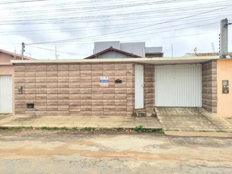 Casa Duplex (solta) com 5/4 sendo 1 suíte, com garagem para 4 carros no Bairro Felícia na região - Foto Principal