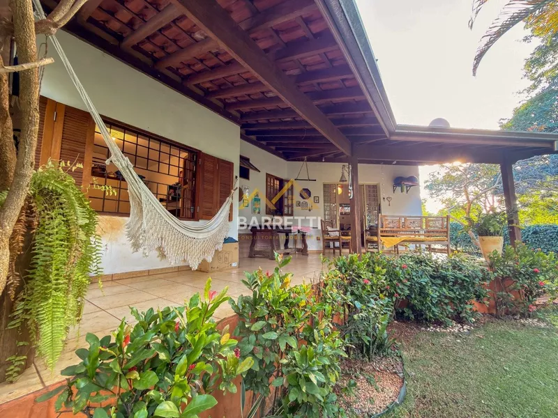 Chácara à venda no Bairro Santa Rita com 213 m² de construção, 5 quartos (sendo 1 suíte), 3 banheiros e amplo quintal - Foto Principal