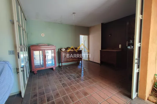 Casa para locação com 1.212 m², contendo quatro quartos, três salas, quatro banheiros e quatro vagas de garagem - Foto 3