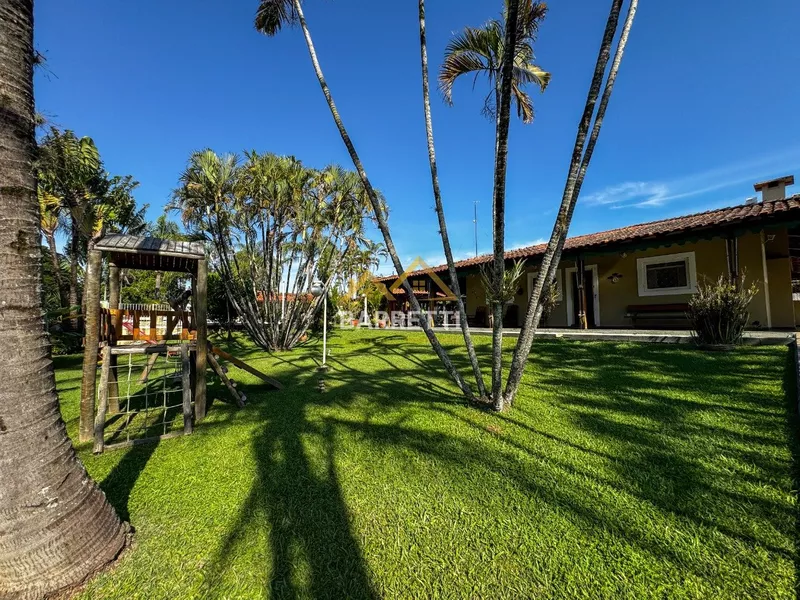 Casa disponível para venda e locação no Colinas do Piracicaba, com 298 m² de área construída. Possui 3 quartos, sendo 1 suíte, piscina, chalé e 6 vagas de garagem - Foto Principal