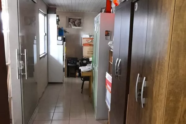 VENDO CASA DE 3 QUARTOS COM SUÍTE, 2 VAGAS DE GARAGEM NO BAIRRO URBIS VI, Vitória da Conquista, BA - Foto 4