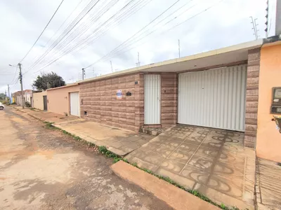 Casa Duplex (solta) com 5/4 sendo 1 suíte, com garagem para 4 carros no Bairro Felícia na região - Foto 2