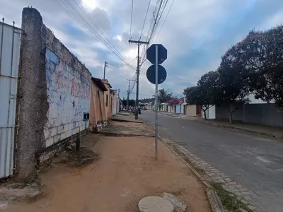 Terreno na Av. Pará esquina, parte de cima, esquina com a Av. Paramirim. 3 terrenos urbanos com 300 - Foto 2