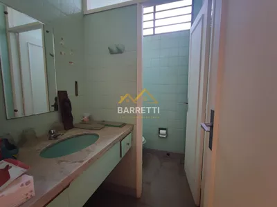 Casa à venda com 1.212 m², contendo quatro quartos, três salas, quatro banheiros e quatro vagas de garagem - Foto 9
